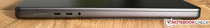 Lato sinistro: MagSafe, 2x USB-C 4.0 con Thunderbolt 4 (40 Gbps, modalità DisplayPort-ALT 1.4, Power Delivery), 3,5 mm stereo