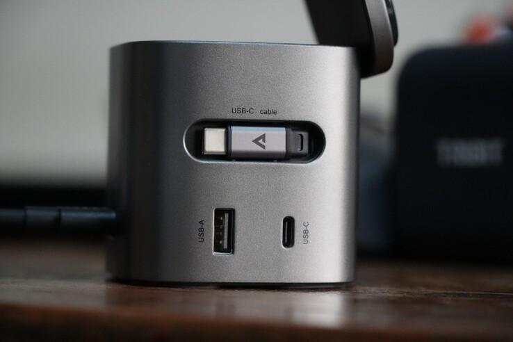 La stazione di ricarica AceFast 6-in-1 da 80 W ha un cavo USB-C retrattile