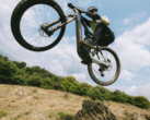 BH iLynx+ NX (nella foto) in azione. Il motore Bosch Performance Line CX della e-MTB supporta una coppia massima di 100 Nm e un'assistenza alla pedalata fino al 400%. (Fonte: BH Bikes)