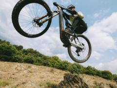 BH iLynx+ NX (nella foto) in azione. Il motore Bosch Performance Line CX della e-MTB supporta una coppia massima di 100 Nm e un&#039;assistenza alla pedalata fino al 400%. (Fonte: BH Bikes)