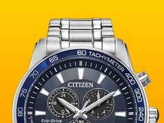 Un primo piano del Citizen BL5640-59L con il suo quadrante blu intenso su uno sfondo giallo uniforme.