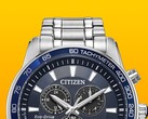 Un primo piano del Citizen BL5640-59L con il suo quadrante blu intenso su uno sfondo giallo uniforme.