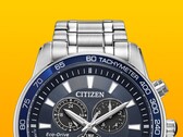 Un primo piano del Citizen BL5640-59L con il suo quadrante blu intenso su uno sfondo giallo uniforme.