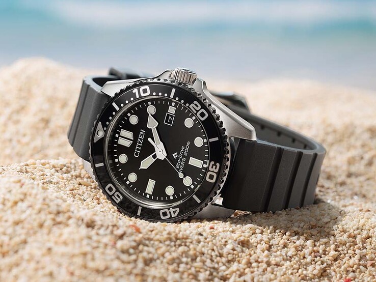 Citizen Promaster Marine BN0266-07E con quadrante nero, lunetta nera e cinturino nero appoggiato sulla sabbia.