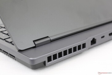 La parte posteriore sporgente migliora il raffreddamento al costo di un laptop più grande e pesante