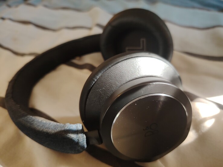 Il mio attuale set di Beoplay Portal. La fascia in pelle è stata sostituita con un materiale di jeans a causa dell'usura precedente. (Fonte immagine: Darryl Linington - Notebookcheck)