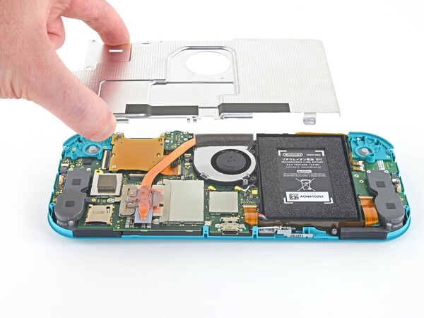 Per sostituire lo schermo di Nintendo Switch Lite, è necessario rimuovere la piastra posteriore. (Fonte immagine: iFixit)