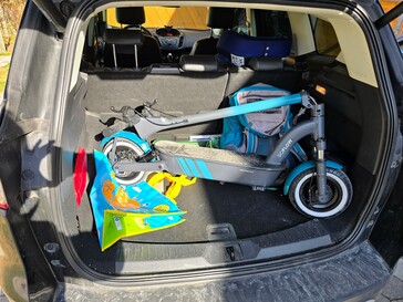 L'SO4 Pro Max entra nel bagagliaio di un SUV compatto.