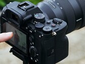 La fotocamera mirrorless Sony A7 4 su un treppiede con la gestione dell'operatore