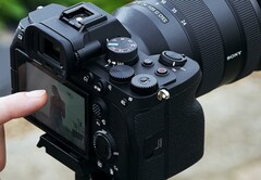 La fotocamera mirrorless Sony A7 4 su un treppiede con la gestione dell&#039;operatore