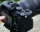 La fotocamera mirrorless Sony A7 4 su un treppiede con la gestione dell'operatore