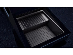 Un'immagine promozionale del pacco batteria Cybertruck di Tesla per l'estensione dell'autonomia, in mostra nel letto di un Cybertruck. (Fonte: Tesla)