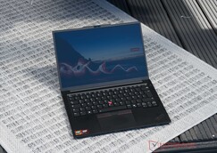 Lenovo ThinkPad E14 G8 utilizzato all’aperto all’ombra
