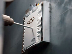 Una batteria allo stato solido Rhino S sottoposta a test di penetrazione con trapano e chiodi. (Fonte: Chery)