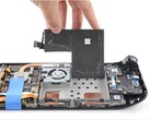 Sostituzione della batteria del display LCD dello Steam Deck a cura di iFixit.