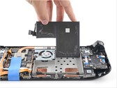 Sostituzione della batteria del display LCD dello Steam Deck a cura di iFixit.