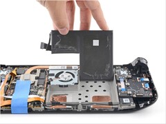 Sostituzione della batteria del display LCD dello Steam Deck a cura di iFixit.