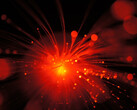 La frequenza dei fotoni utilizzati può essere trasmessa attraverso una rete di fibre ottiche. (Immagine: pixabay/BarbaraJackson)