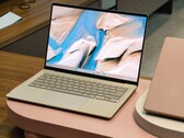 L'Asus Zenbook 14 2026 in Zabriskie Beige è dotato di un display OLED e di un ampio touchpad.