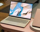 L'Asus Zenbook 14 2026 in Zabriskie Beige è dotato di un display OLED e di un ampio touchpad.