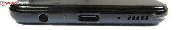 In basso: porta audio da 3.5-mm, Porta USB-C, microfono, cassa