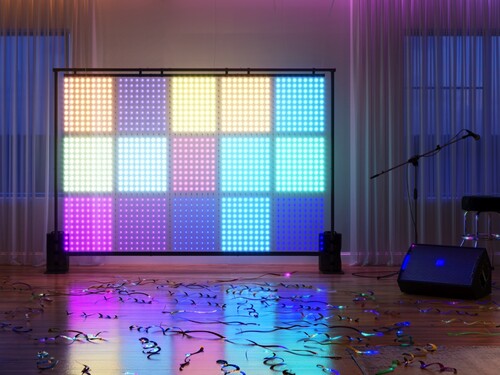 Il Lightwall di Govee viene mostrato all'interno mentre reagisce alla musica