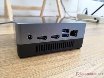 Lato Posteriore: Porta adattatore AC, 2x HDMI 2.0, 2x USB-A 3.0, Gigabit RJ-45