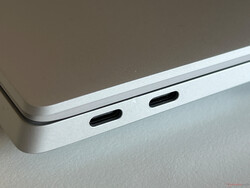 Il nostro dispositivo di prova presenta un piccolo difetto tra le porte USB-C.