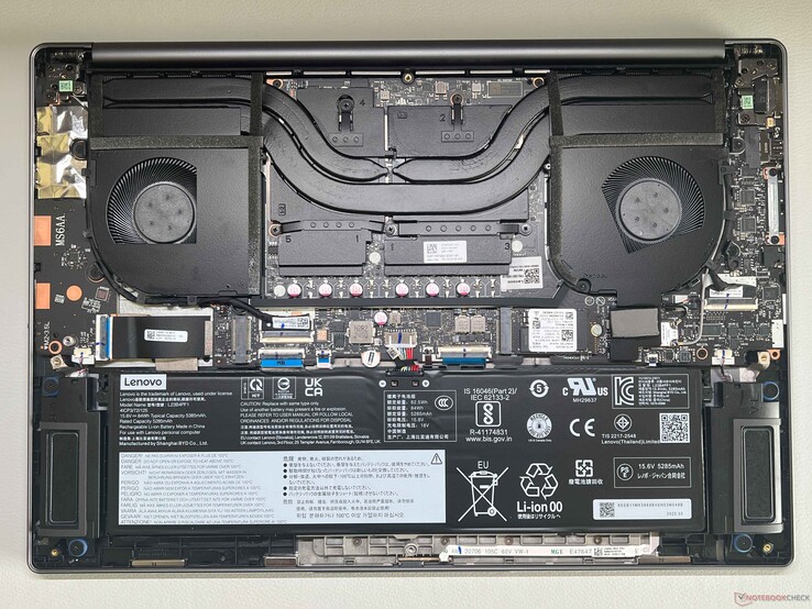 Scheda madre Yoga Pro 9 16IAH10 a titolo di confronto