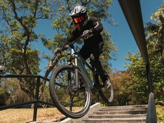 La e-bike ONYX LZR Pro ha una coppia massima di 120 Nm grazie a un motore da 900 W. (Fonte: ONYX)