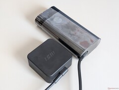 adattatore CA USB-C da 65 W di MSI contro l'adattatore CA USB-C da 140 W di HP