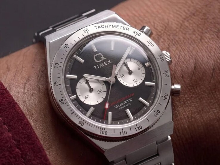 L'orologio Timex Q Timex Continental Chronograph TW2Y93200 al polso, caratterizzato da un quadrante nero radiale in stile CD, due contatori argentati, lunetta tachimetrica, indici luminescenti e un bracciale integrato in acciaio inossidabile.