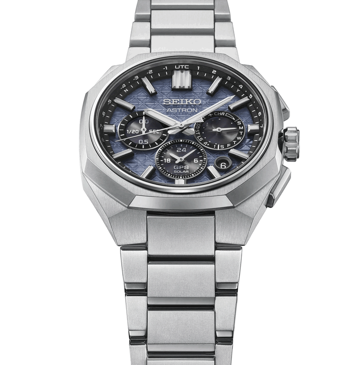Vista frontale angolata del Seiko Astron HAB001, che mostra la lunetta in titanio sfaccettata, il bracciale integrato e il quadrante blu testurizzato.