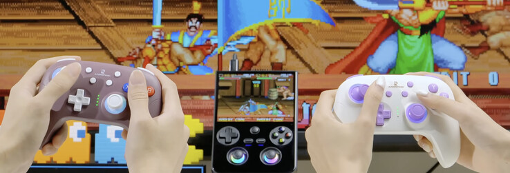 L'RG477V collegato a un display esterno con due controller RG P01 collegati. (Fonte immagine: Anbernic)