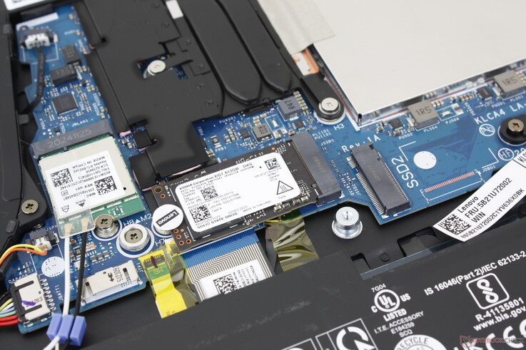 Il modello supporta fino a due SSD M.2, ma uno deve essere il fattore di forma 2242 più corto. Le velocità di trasferimento si bloccavano dopo pochi minuti di stress test