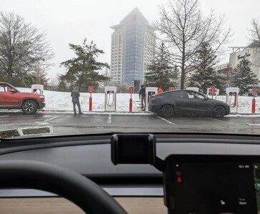 Il primo stallo del Supercharger Tesla Magic Dock catturato in natura viene testato con un camion elettrico Rivian