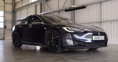 La Tesla Model S protagonista dell'ultimo video di AutoTrader ha percorso 430.000 miglia con la batteria e i motori originali. (Fonte: AutoTrader UK via YouTube)
