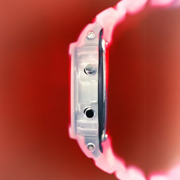 Vista laterale del Casio G-Shock DW-5600TNT-7, che mostra la cassa traslucida e i pulsanti in metallo.