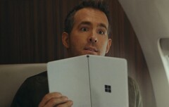 Ryan Reynolds con il Surface Neo. (Fonte immagine: Netflix via @tomwarren)