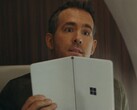 Ryan Reynolds con il Surface Neo. (Fonte immagine: Netflix via @tomwarren)
