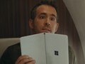 Ryan Reynolds con il Surface Neo. (Fonte immagine: Netflix via @tomwarren)