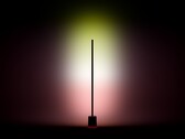 La lampada da terra Govee 3 è raffigurata mentre proietta la luce sulla parete