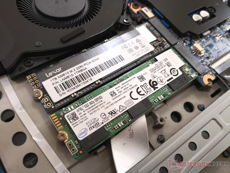 L'SSD Lexar NM610 accanto all'SSD primario Intel 660p SSD all'interno del nostro sistema host Walmart EVOO Gaming 17