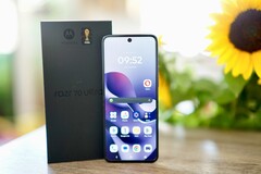 Gli schermi del Razr 70 Ultra possono raggiungere livelli di luminosità molto elevati. Tuttavia, dovrà fare i conti con il PWM.