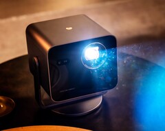 La Leica Cine Compact 1 è molto più compatta e meno costosa della Cine Play 1.