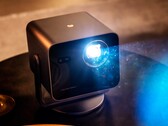 La Leica Cine Compact 1 è molto più compatta e meno costosa della Cine Play 1.
