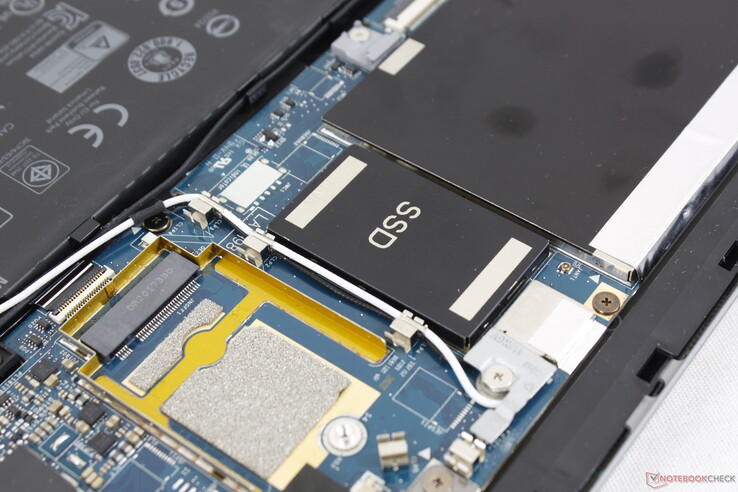 Lo slot M.2 2230 è reso difficile da aggiornare a causa della copertura. Inoltre, Dell dice che un secondo SSD M.2 non può essere installato sullo slot WAN perché "i connettori sono diversi".
