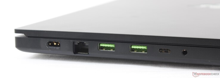A sinistra: adattatore AC, 2.5 Gbit RJ-45, 2x USB 3.2 Gen. 2, USB-C 3.2 Gen. 2, 3.5 mm combo audio