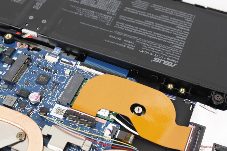 L'Intel AX201 è dotato di serie di connettività Wi-Fi 6 e Bluetooth 5.2. Non abbiamo avuto problemi quando è stato accoppiato al nostro router di prova Netgear RAX200. Il modulo WLAN è posizionato sotto lo slot SSD M.2 2280