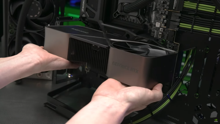 Nvidia GeForce RTX 4090 inserita nella scheda madre (immagine via Nvidia)